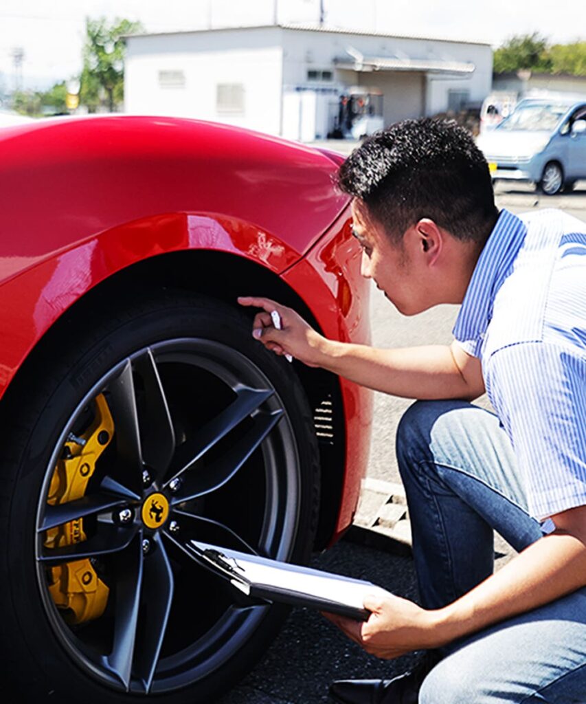 車の点検をしている男性