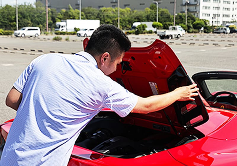 車の点検をしている男性