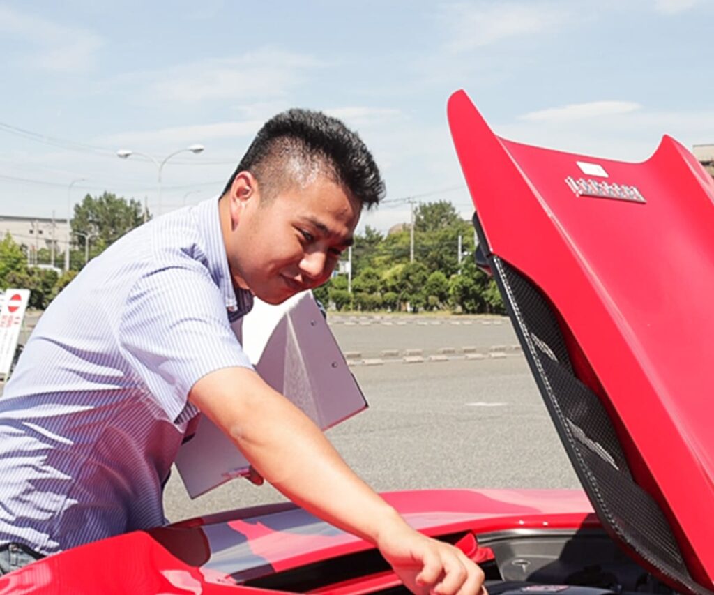 車の点検をしている男性